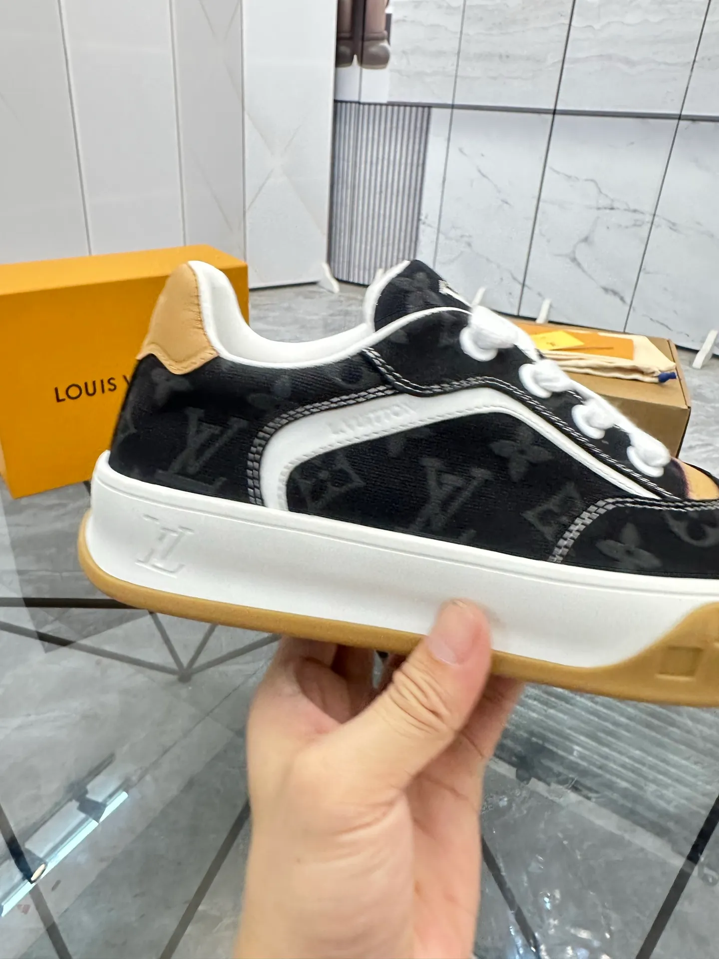 Men's shoes for sale 💰: 💰P660¥ Top quality Comes with airplane case Product trademark: LV* "Louis Vuitton*" low-top casual shoes Regular size: 35-44 (can be customized to 45) Couple style Product materials: imported nubuck leather upper, sheepskin lining, original outsole. Number: 819